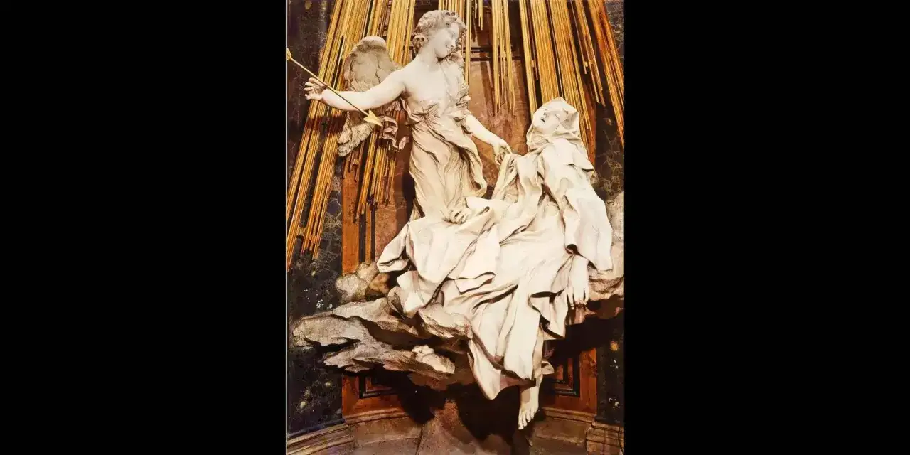 Sculpture baroque : un ange transperce Sainte Th&eacute;r&egrave;se d'une fl&egrave;che dor&eacute;e, la plongeant dans une extase divine.