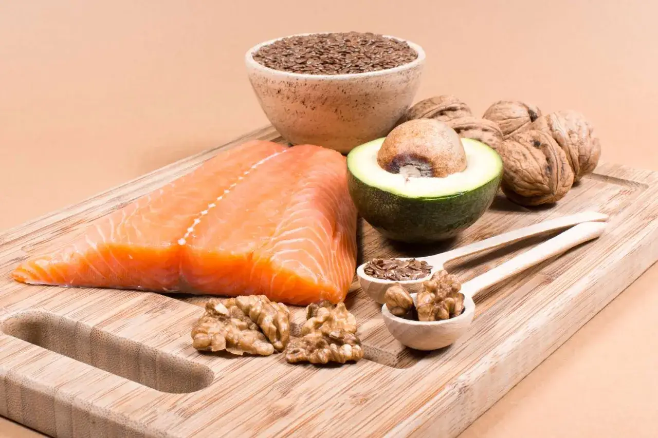 Lachs, Walnüsse, Leinsamen und Avocado – alles reich an Vitamin F für gesunde Zellen und ein starkes Herz.