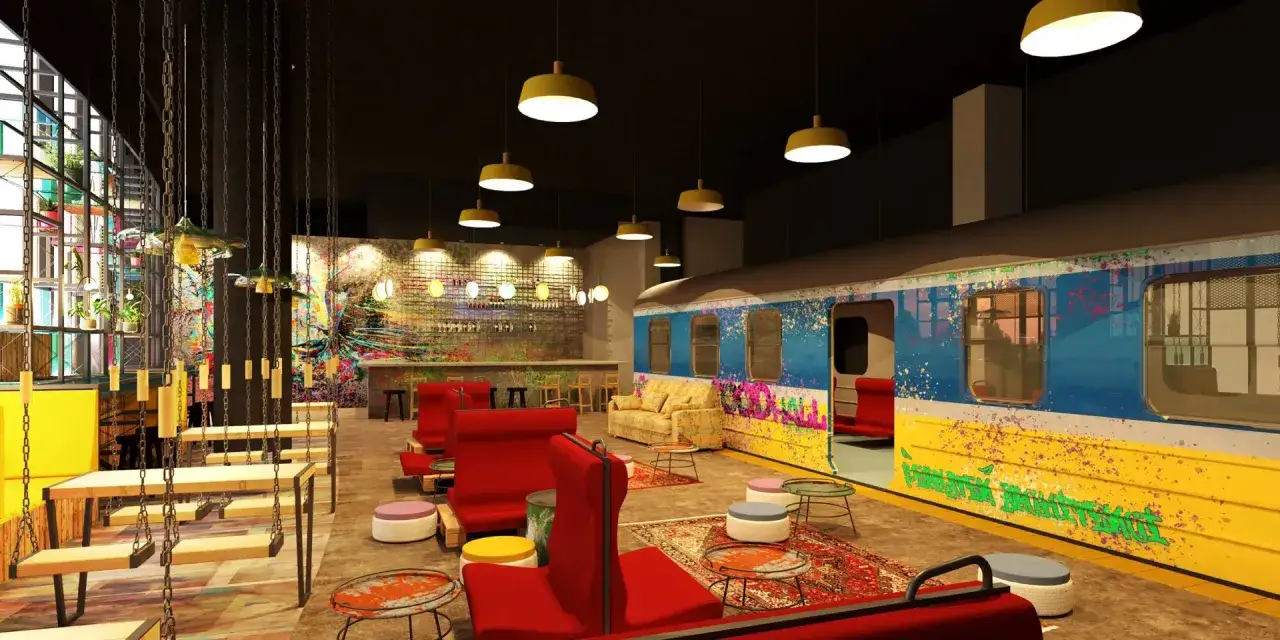 Wnętrze food hallu Metropolia z wagonem kolejowym jako elementem wystroju, kolorowe grafitti, huśtawki zamiast krzeseł.