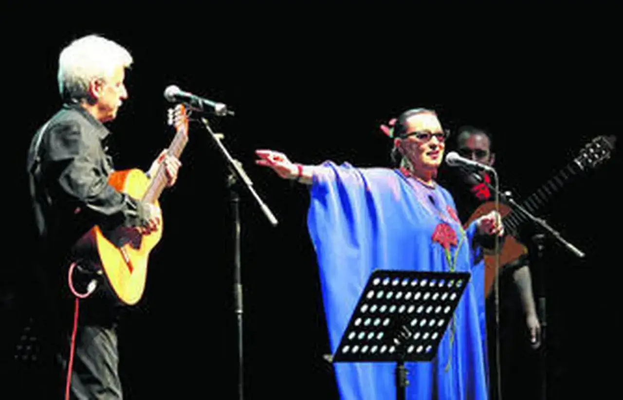 Kiko Veneno y Martirio en el escenario, ella con un vestido azul y &eacute;l tocando la guitarra.