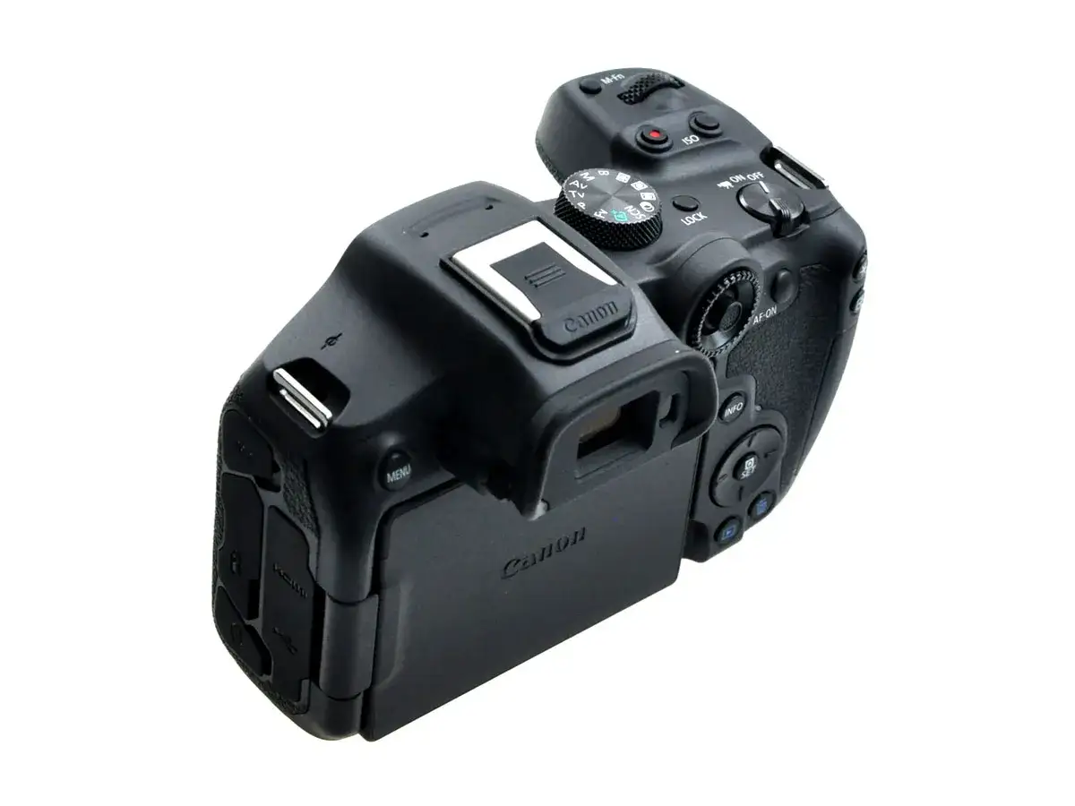 Czarny aparat Canon R7 z odchylanym ekranem. Sprawdź atrakcyjną canon r7 cena!