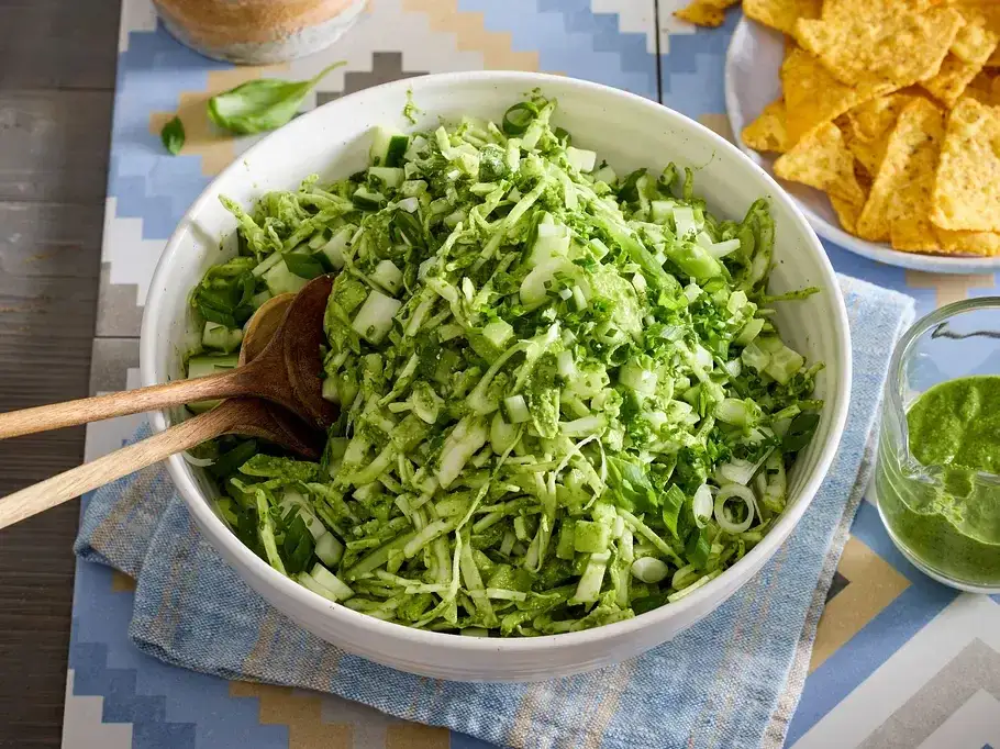 Green Goddess Salat fertig angerichtet in einer Schüssel mit Tortilla-Chips