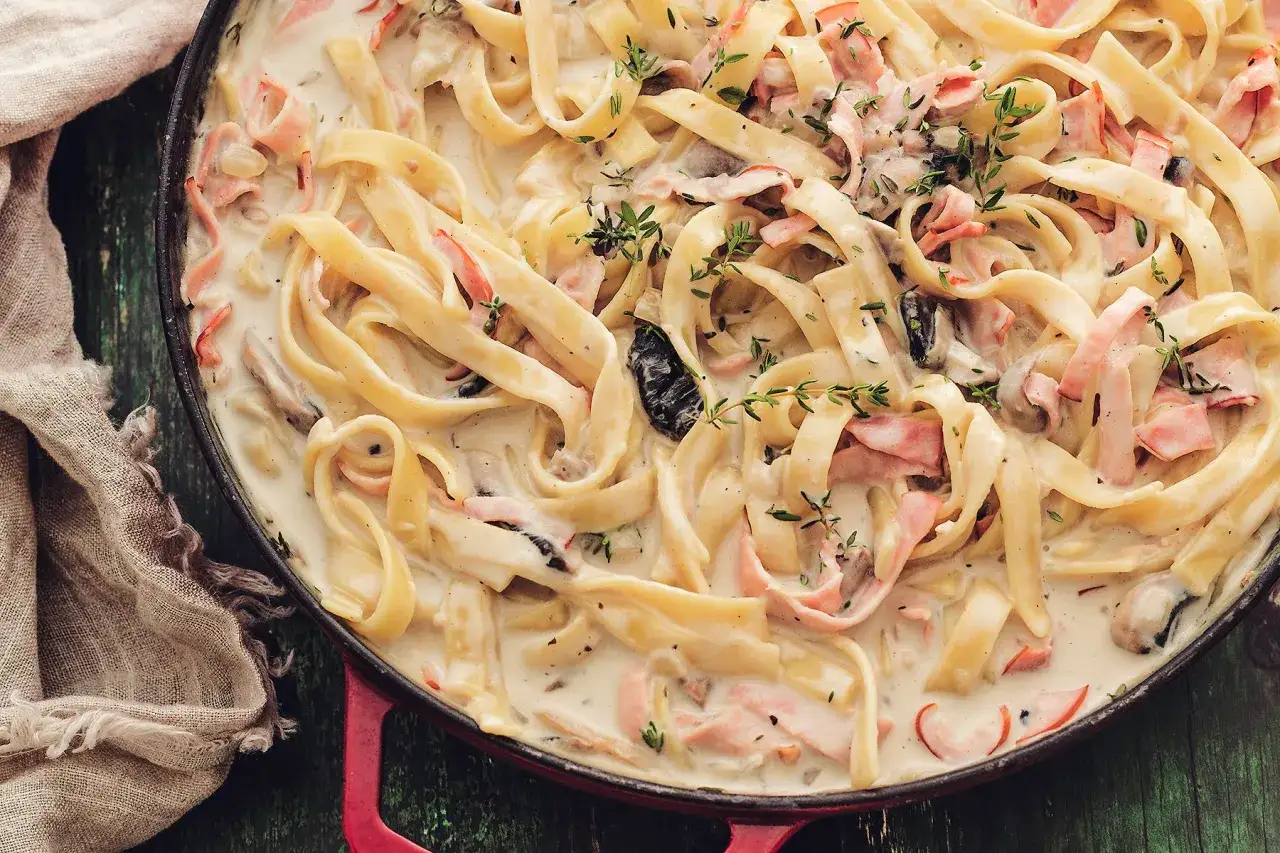Kremowy makaron z szynką i grzybami w sosie śmietanowym. Idealny przepis na mac and cheese, który zachwyci każdego.
