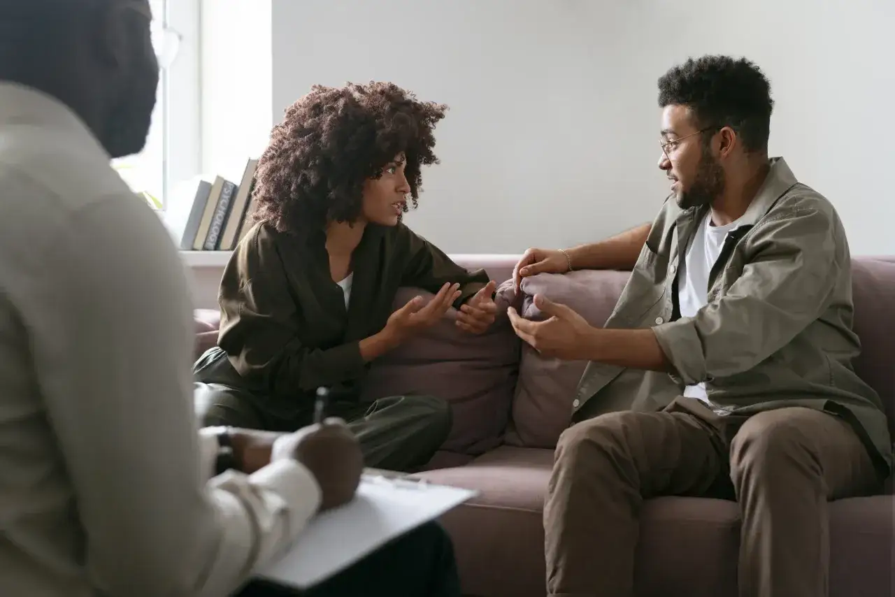 Un couple discute avec un thérapeute. Ils semblent en difficulté, prouvant que l'amour ne fait pas tout.