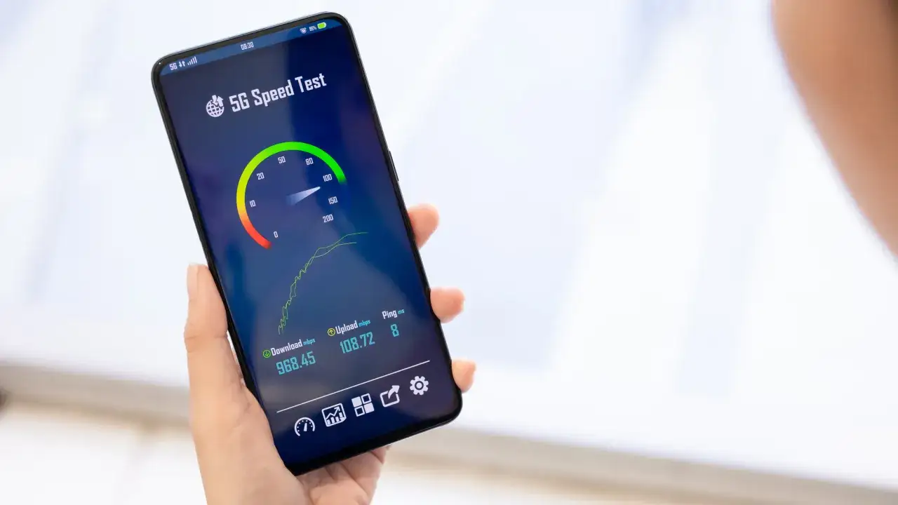 Test prędkości 5G na smartfonie pokazuje wysokie wartości pobierania i wysyłania, potwierdzając szybkie dane komórkowe.