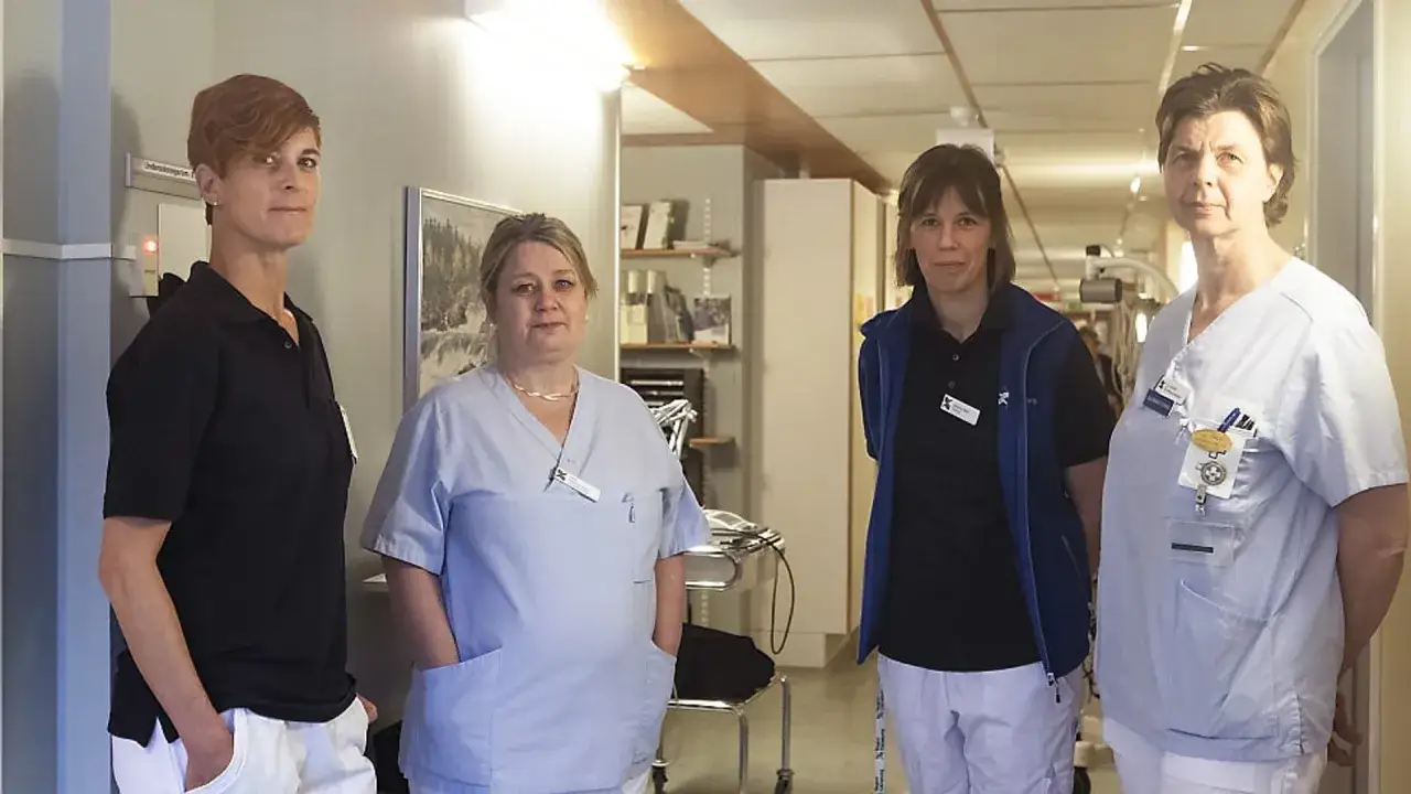 Fyra kvinnor i vårdkläder står i en korridor. En av dem, en psykolog, kan sjukskriva sig vid behov.