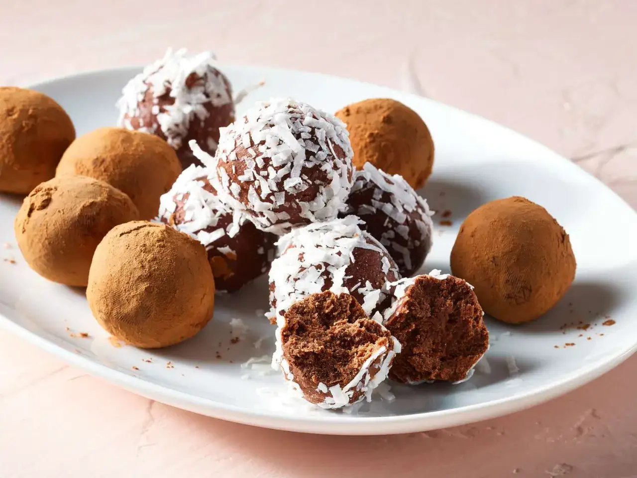 Assortiment de truffes au chocolat, certaines enrob&eacute;es de cacao, d'autres de noix de coco r&acirc;p&eacute;e. Parfaites pour une recette des truffes au chocolat facile et gourmande.