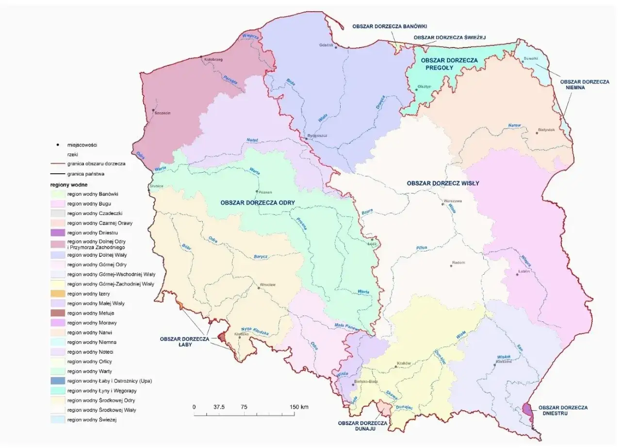 Mapa Polski z podziałem na obszary dorzeczy i regiony wodne. Kolory wskazują różne regiony, co pomaga w ocenie zagrożenia powodziowego.