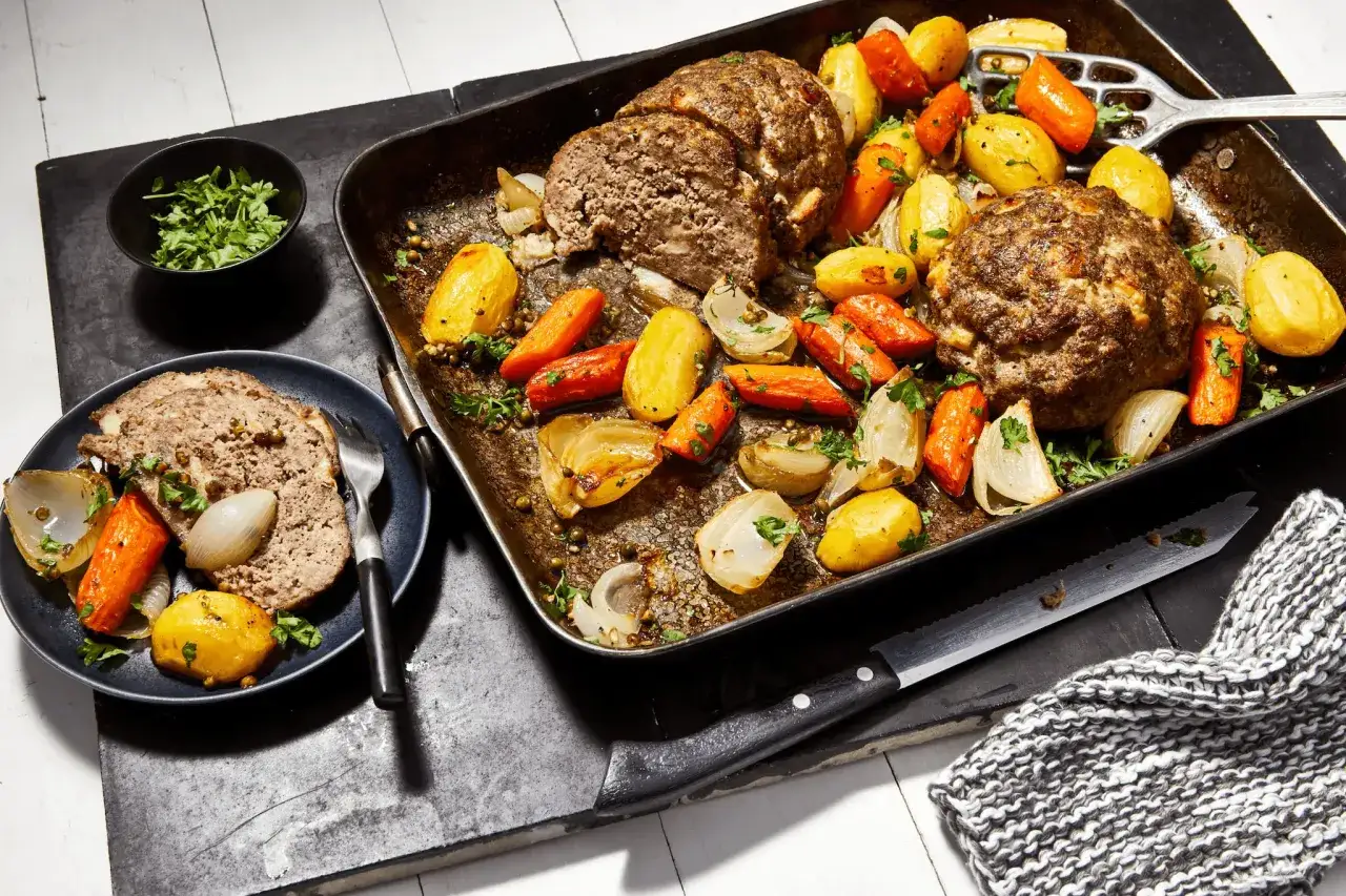 Hackbraten mit Kartoffeln und Karotten aus dem Ofen. Wie lange braucht ein Hackbraten 500g im Ofen? Hier ist die Antwort auf dem Teller.