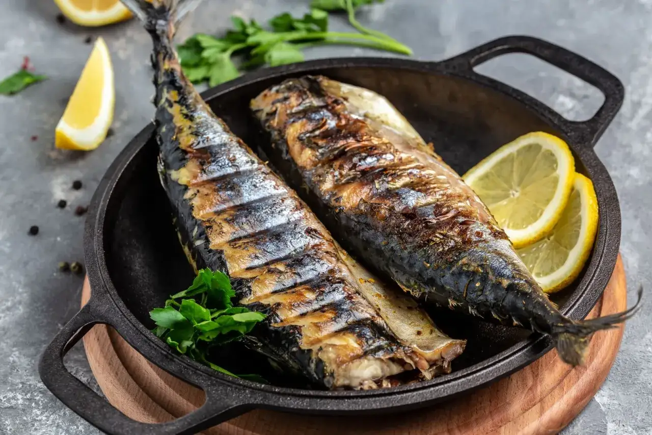 Tv&aring; saftiga, grillade makrillar serveras i en gjutj&auml;rnspanna med citronklyftor och persilja. Perfekt stekt makrill f&ouml;r en h&auml;rlig m&aring;ltid.