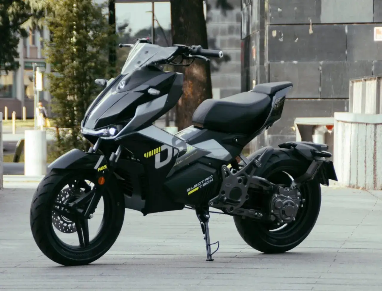 Moto eléctrica negra, diseño moderno y deportivo. La mejor 125 para la ciudad, con detalles en amarillo y la inscripción