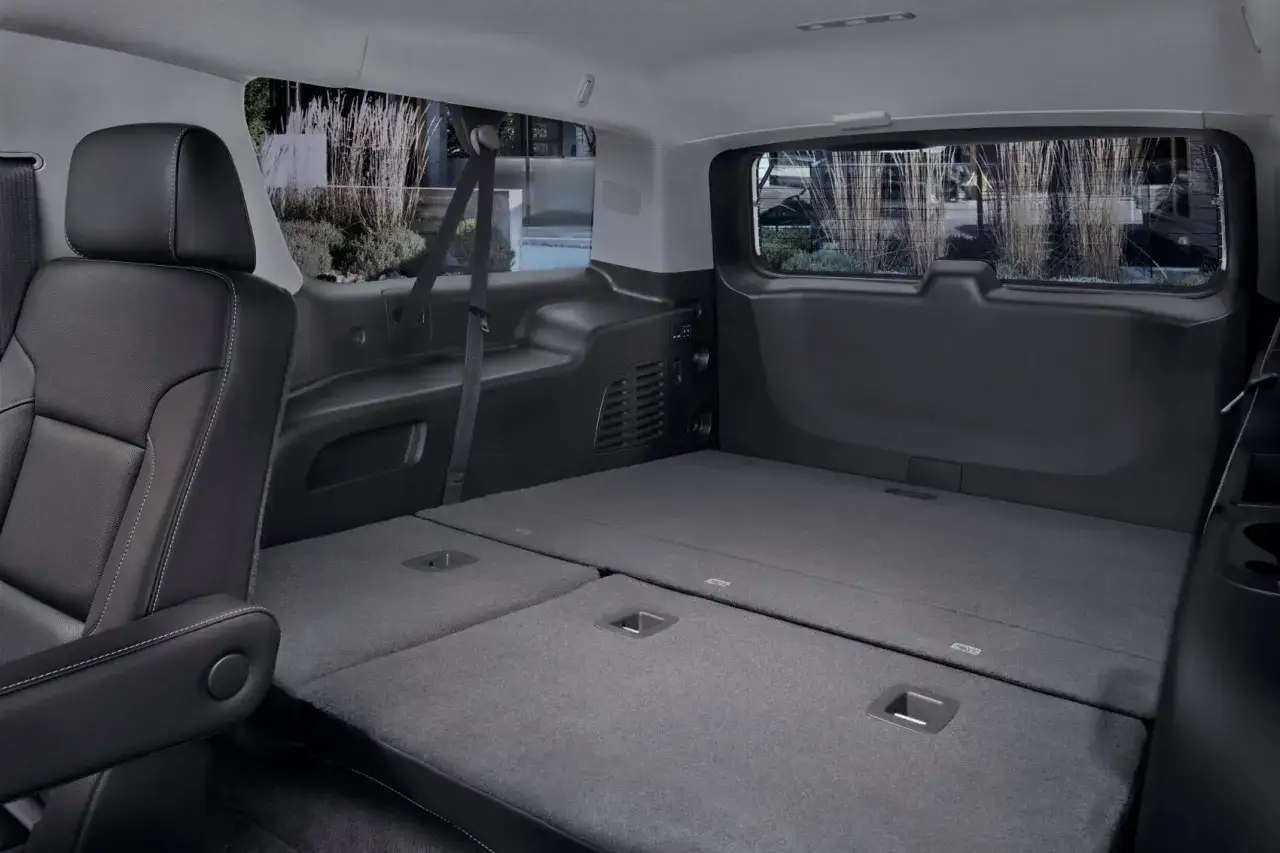 Wnętrze GMC Yukon XL z rozłożonymi siedzeniami tworzy dużą przestrzeń bagażową.