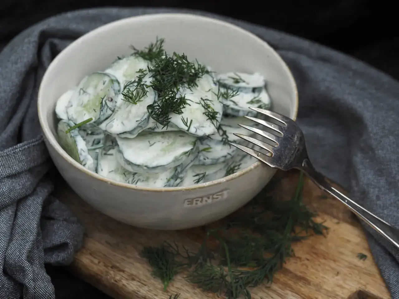 Kr&auml;mig gurksallad med dill, perfekt som tillbeh&ouml;r. Ett enkelt gurksallad recept f&ouml;r sommaren.