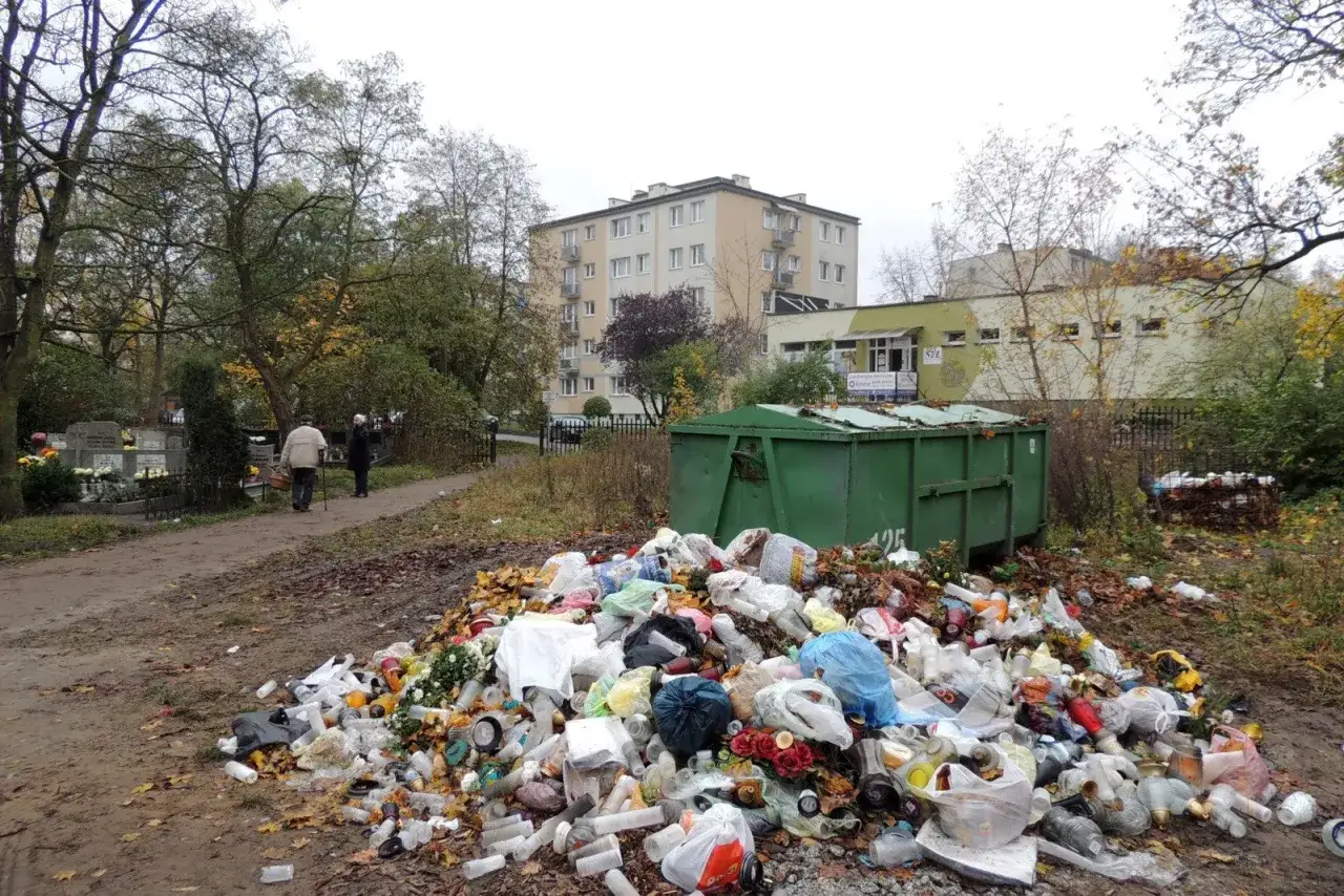 Góry śmieci na cmentarzach w Polsce