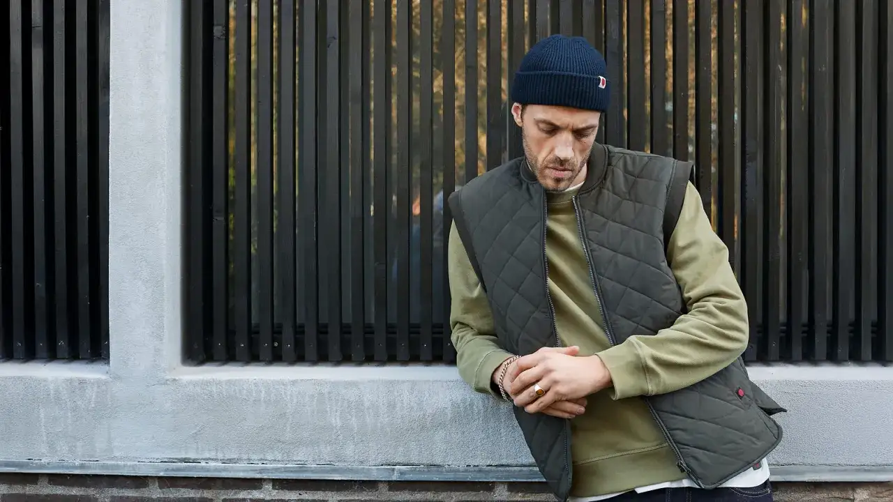 herren outfit graue m&uuml;tze casual