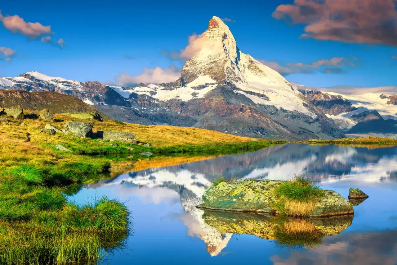 Le majestueux Cervin se reflète dans un lac alpin paisible, un paysage de rêve pour toute randonnée Europe.