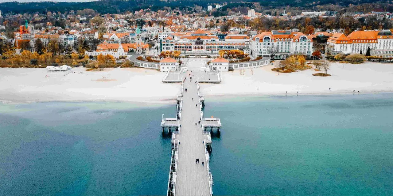 Molo w Sopocie, idealne na atrakcje nad morzem dla dorosłych. Spacer po drewnianej konstrukcji, widok na plażę i miasto.