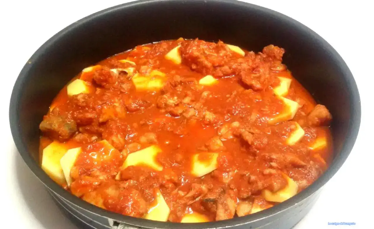 Baccal&agrave; alla romana in tegame, con patate e sugo rosso. Un classico della cucina romana pronto per essere gustato.