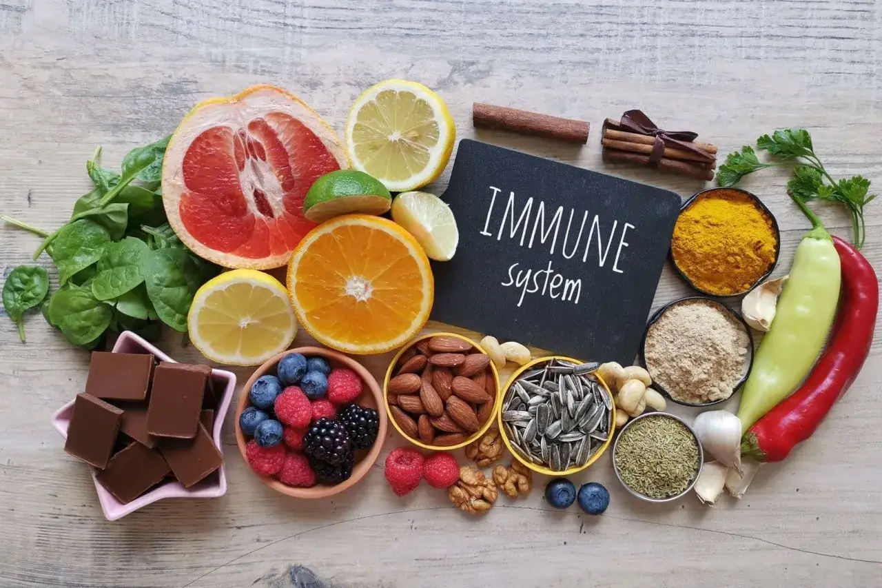 Naturalne składniki wspierające, jak wzmocnić układ immunologiczny u dorosłych: owoce cytrusowe, jagody, orzechy, czosnek, chili, kurkuma.