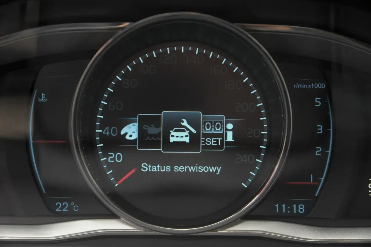 Deska rozdzielcza Volvo S60 z komunikatem 