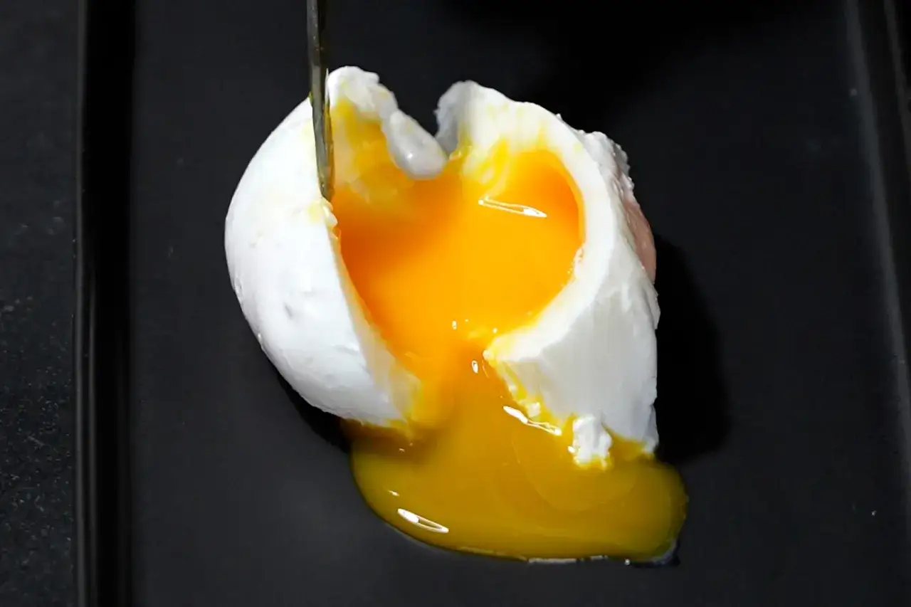 Un &oelig;uf poch&eacute;, coup&eacute; en deux, r&eacute;v&egrave;le un jaune coulant. La diff&eacute;rence &oelig;uf mollet et poch&eacute; r&eacute;side dans la cuisson.