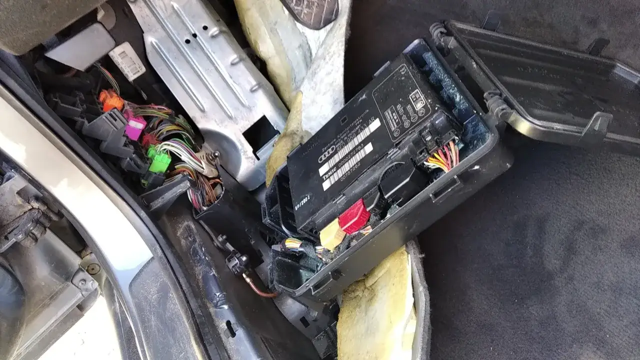 Audi A4 B5 moduł komfortu lokalizacja bagażnik