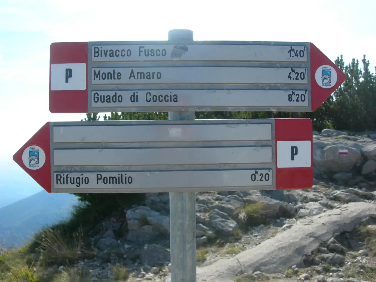 Cartello con indicazioni per il bivacco Fusco, Monte Amaro e Rifugio Pomilio. Sentieri del Parco Nazionale della Majella.