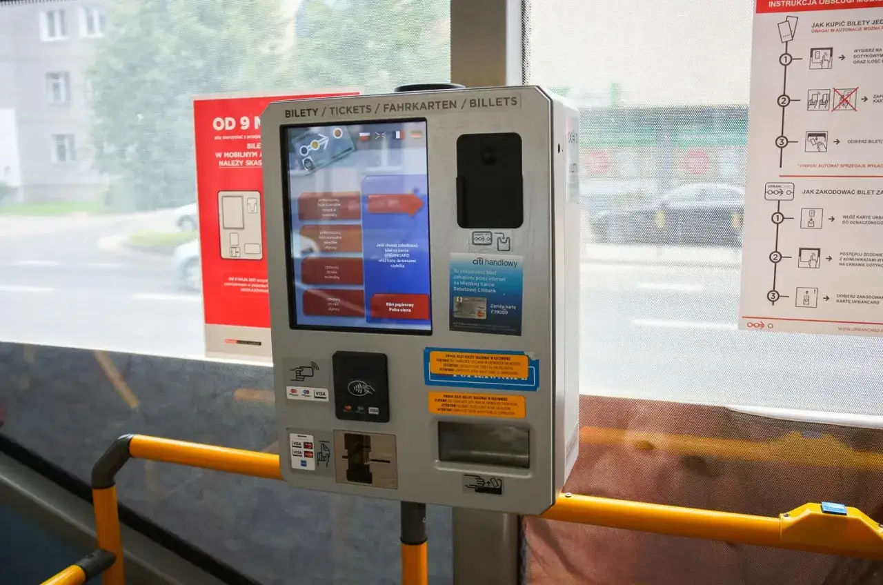 Automat do biletów Urbancard Wrocław. Na ekranie widoczny cennik biletów jednorazowych i czasowych. Możliwość zakupu biletu papierowego lub kodowania Urbancard.