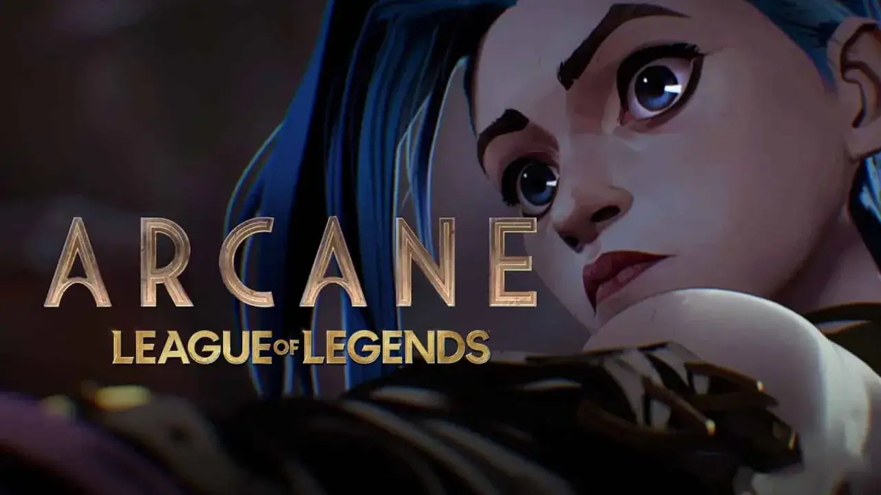 Jinx z Arcane, serialu League of Legends, patrzy wprost na widza.