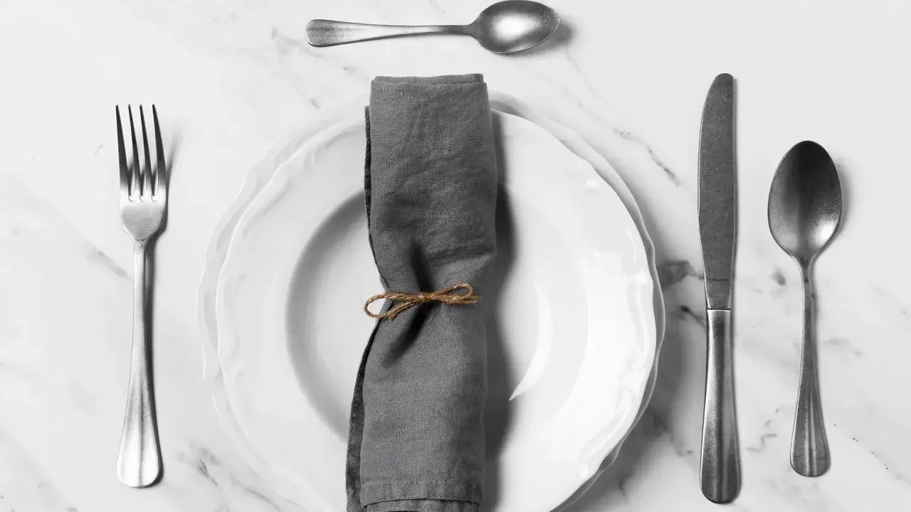 Así se colocan los cubiertos en la mesa: tenedor a la izquierda, cuchillo y cuchara a la derecha, y una cucharilla encima del plato.