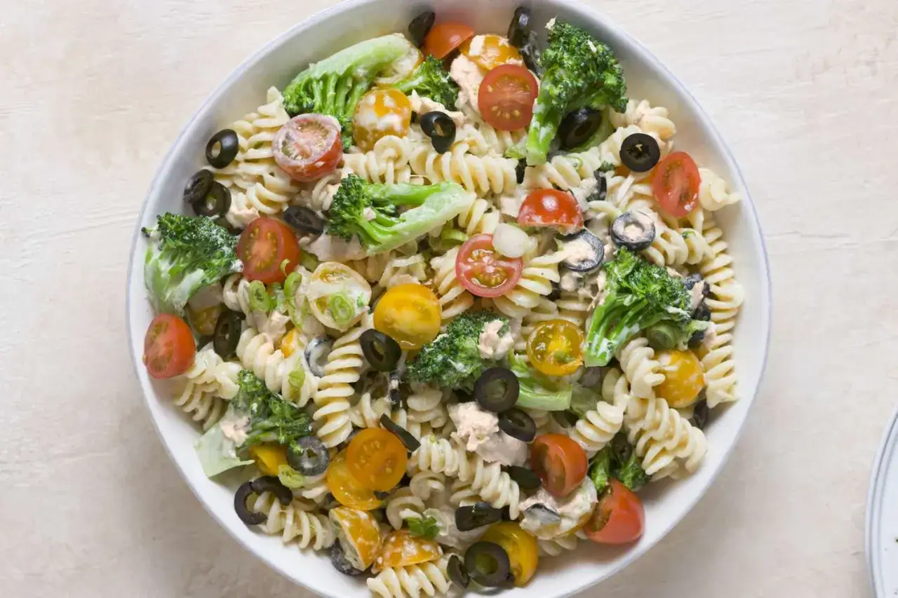 Kolorowa sałatka z tuńczykiem i makaronem fusilli, z brokułami, pomidorkami koktajlowymi i czarnymi oliwkami, polana kremowym sosem.