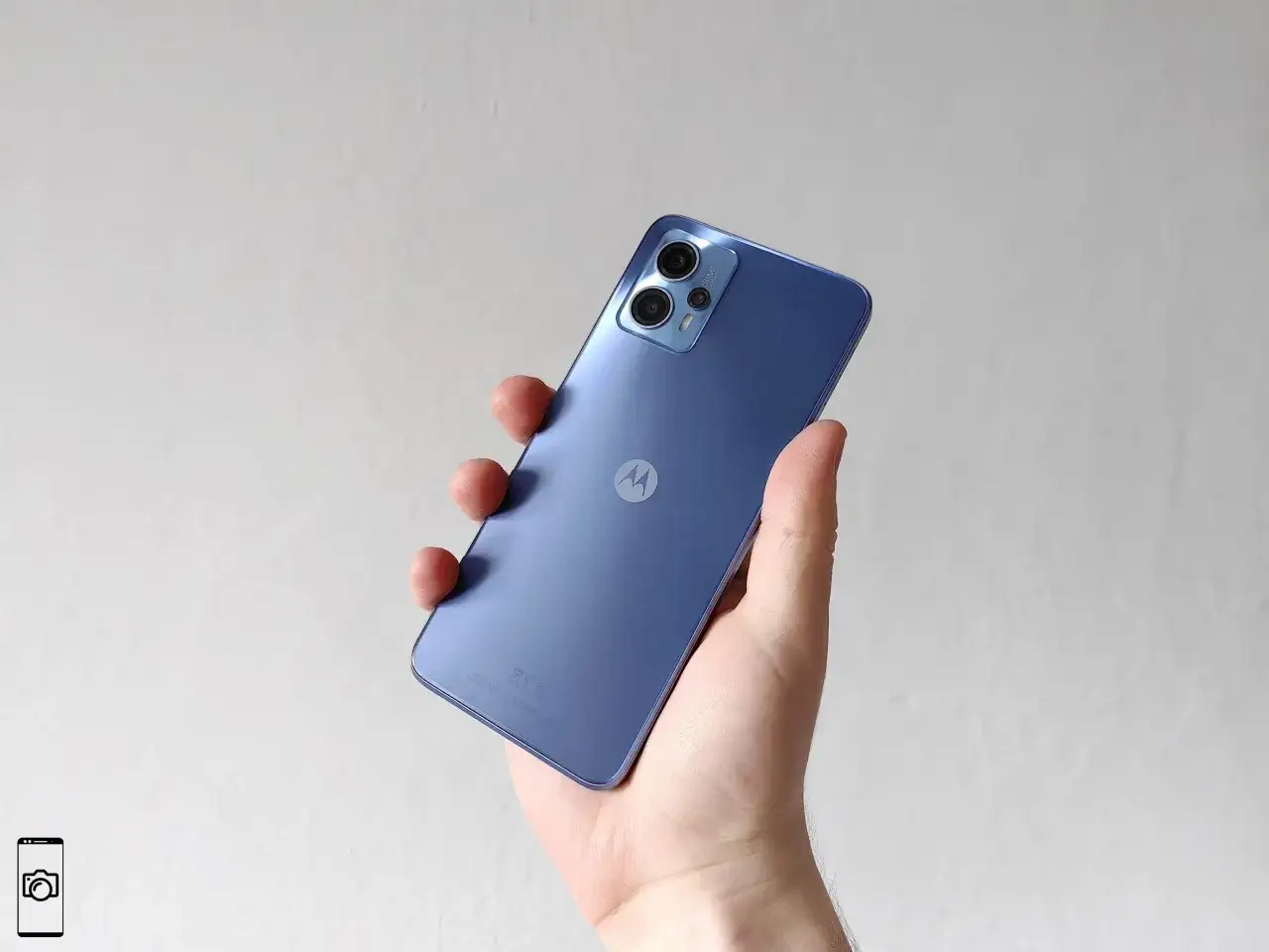 Niebieski smartfon Motorola G13 z potrójnym aparatem i logo producenta, idealny do sprawdzenia jego motorola g13 dane techniczne.