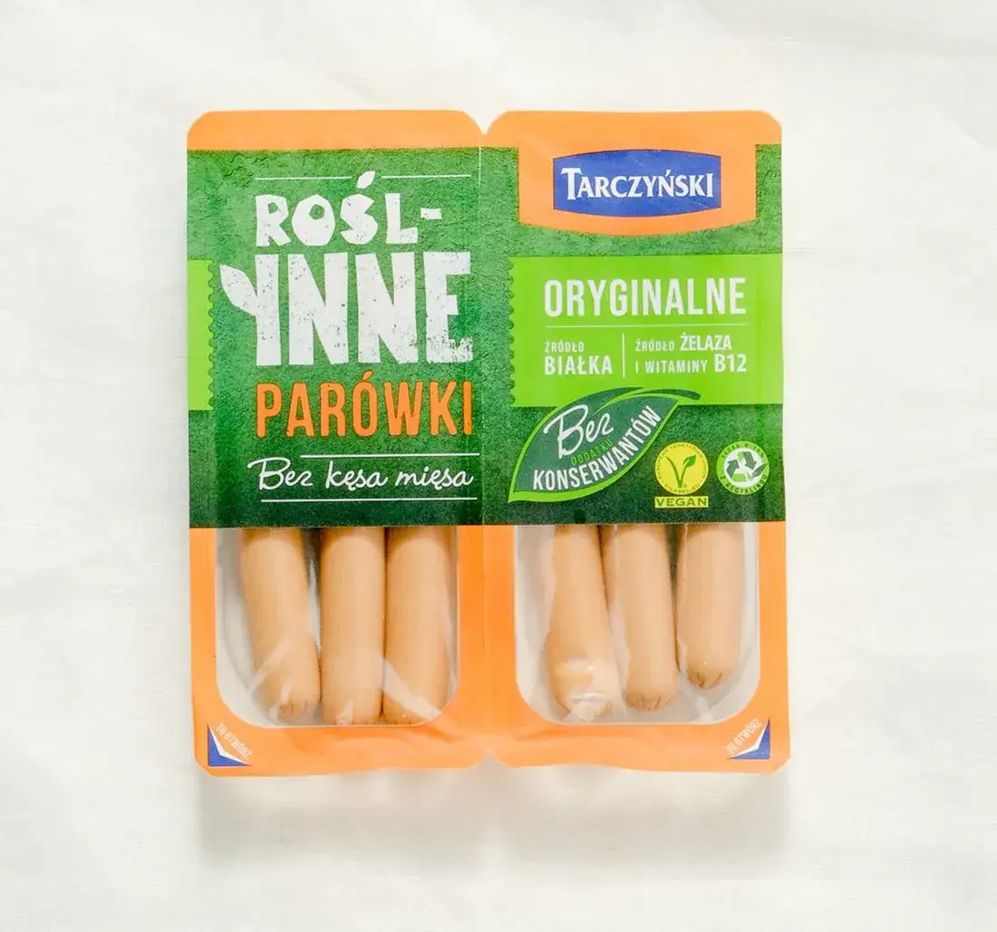 r&oacute;żne marki par&oacute;wek wegetariańskich w supermarkecie