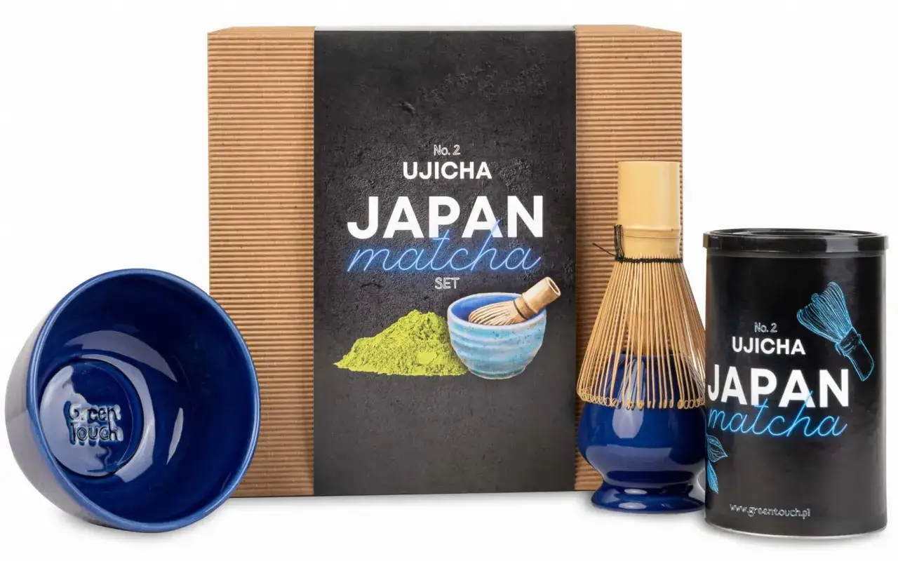 Zestaw do matchy: co warto przywieźć z Japonii? Niebieska miseczka, bambusowa miotełka i puszka z zieloną herbatą.
