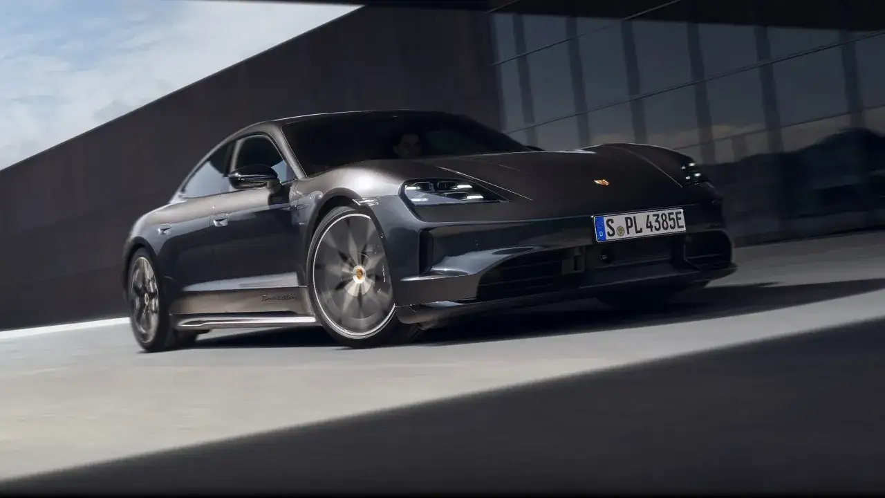 Dunkelgrauer Porsche Taycan 