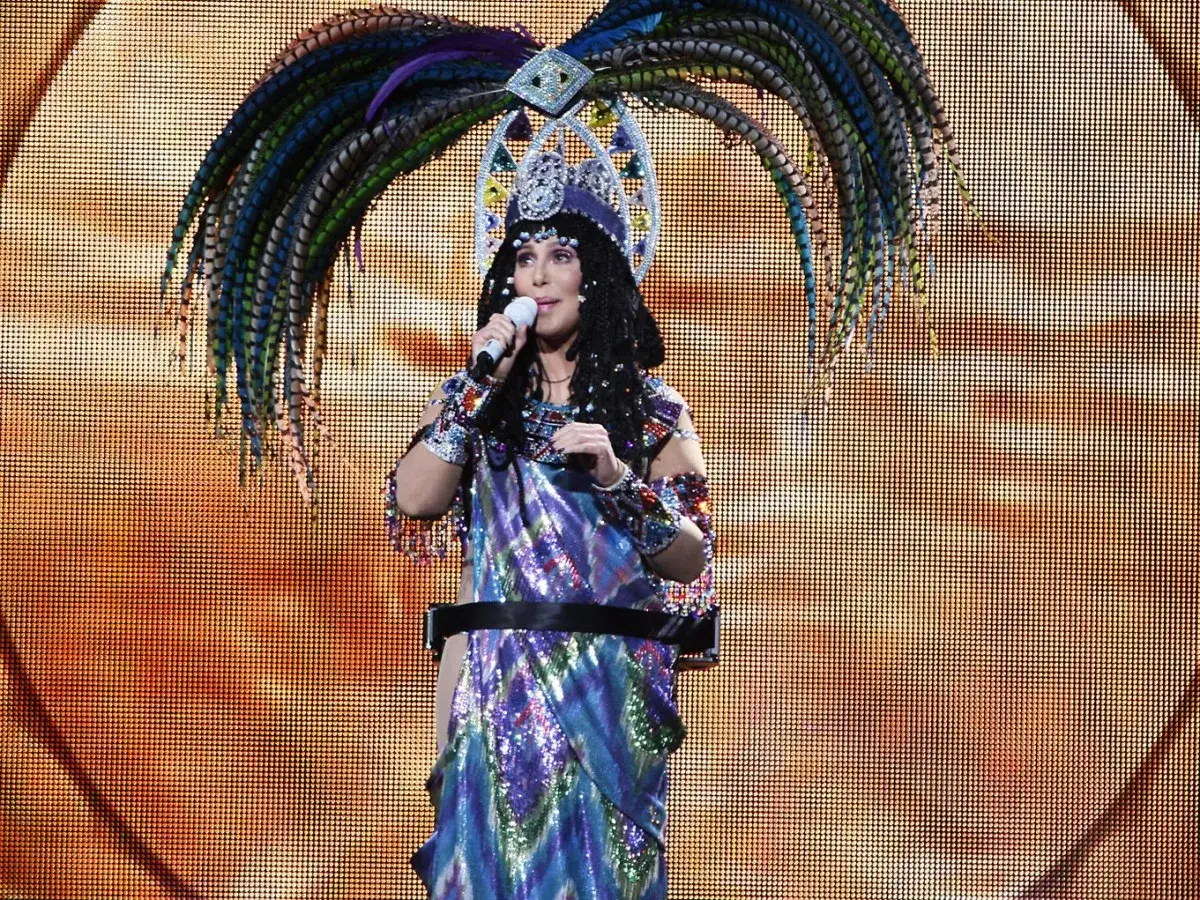 Cher w spektakularnym stroju z pióropuszem i cekinami, udowadnia, że wiek to tylko liczba.