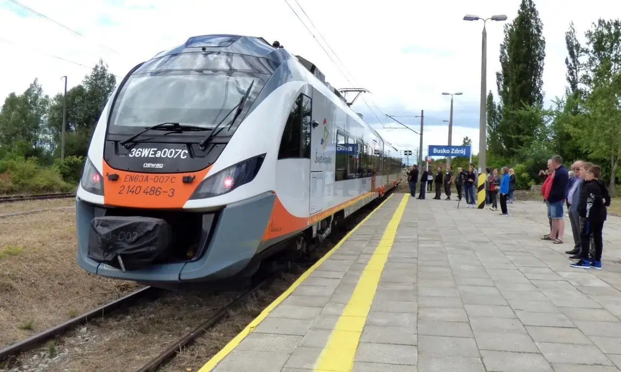 Nowy pociąg Impuls na stacji Busko Zdrój, gotowy do podróży zgodnie z rozkładem jazdy Ostrowiec - Kielce.