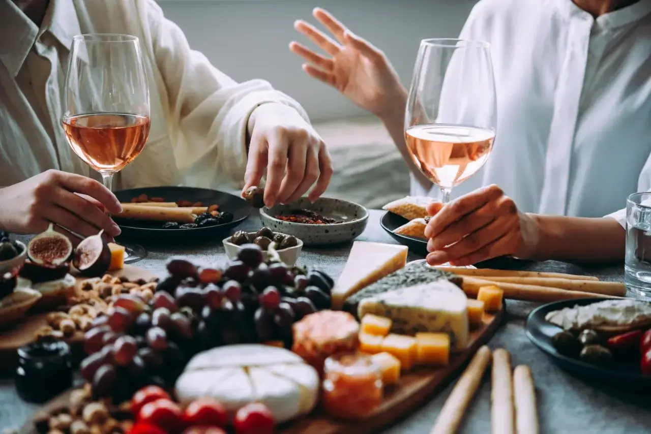 Degustacja wina z późnego zbioru late harvest: słodycz owoców, bogactwo smaków. Idealne do serów i owoców.
