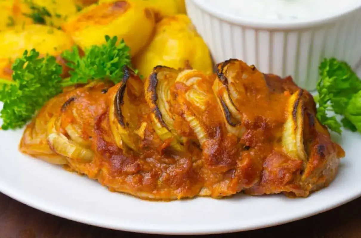 Polędwiczki wieprzowe pieczone, jak u Ani Gotuje, z sosem i pieczonymi ziemniakami.