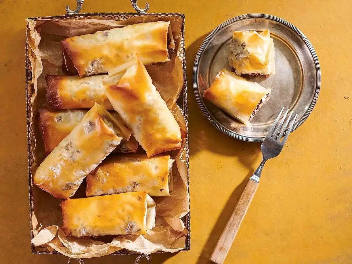Gyldene, spr&oslash; burek-ruller med kj&oslash;ttfyll, klare til servering. Et enkelt burek recept som gir en smak av Balkan.