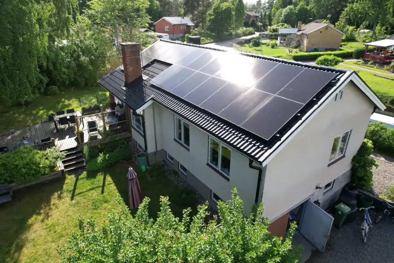 Tak med svensktillverkade solceller som f&aring;ngar solens str&aring;lar. Ett gr&ouml;nt och h&aring;llbart hem i en lummig tr&auml;dg&aring;rd.