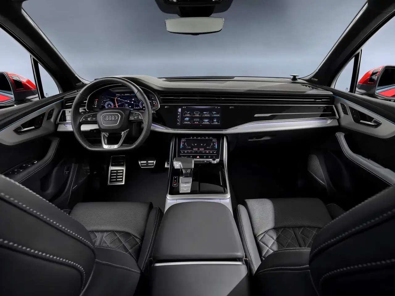 Wnętrze nowego Audi Q7: skórzana tapicerka, cyfrowe zegary i duży ekran multimedialny.