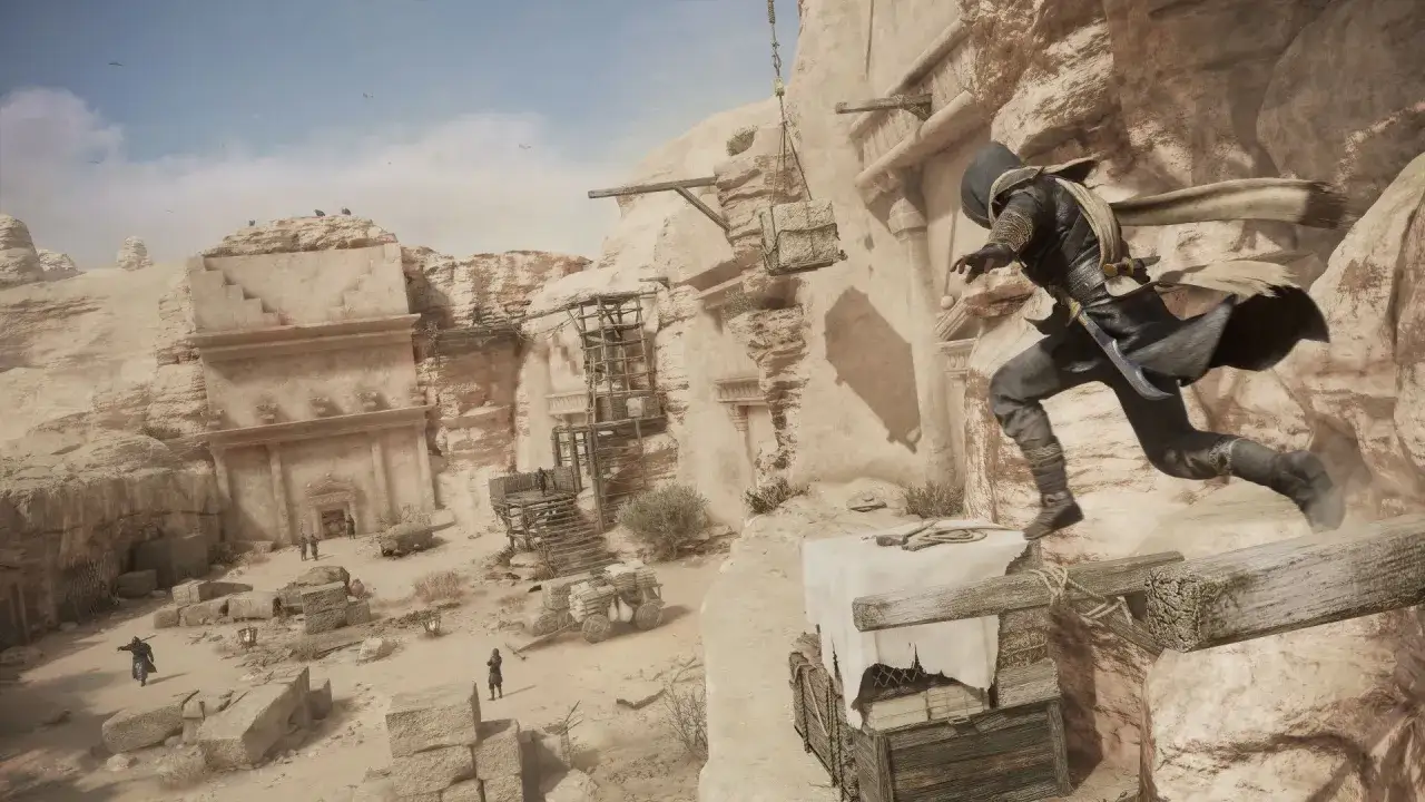 Assassin's Creed Mirage poradnik: skok asasyna przez pustynne ruiny.