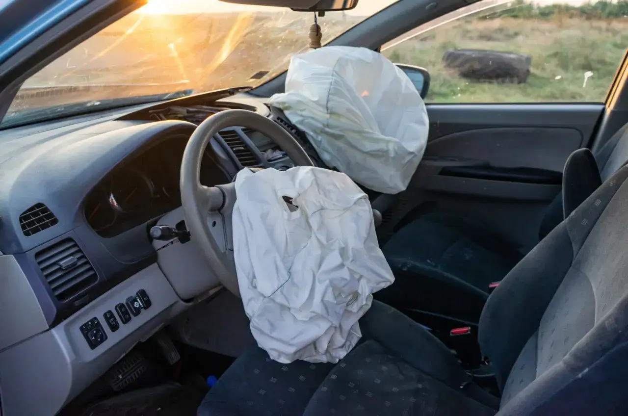 El airbag entre otras funciones protegen de impactos. El interior de un coche con los airbags desplegados tras un accidente.