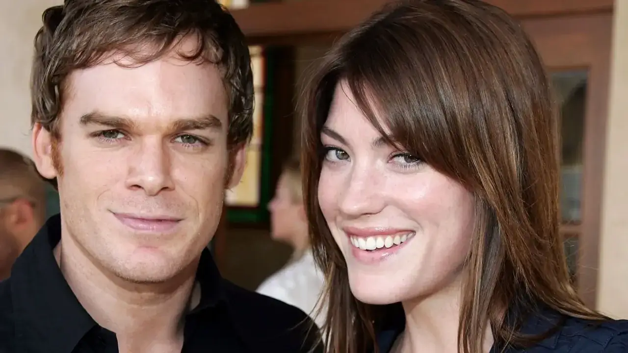 Michael C. Hall och Jennifer Carpenter, k&auml;nda fr&aring;n rollistan i Dexter, ler mot kameran.