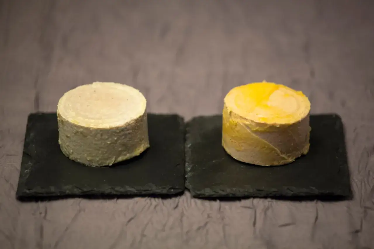 Deux terrines de foie gras, l'une p&acirc;le, l'autre dor&eacute;e, pos&eacute;es sur des ardoises. Lequel est le meilleur foie gras canard ou oie ?