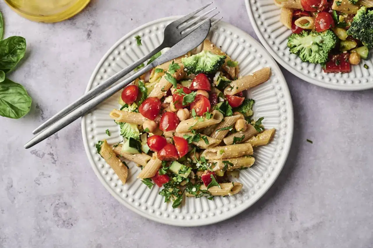 En h&auml;rlig vegetarisk pastasallad med kik&auml;rtor f&ouml;r extra protein. Full med k&ouml;rsb&auml;rstomater, broccoli och gurka.