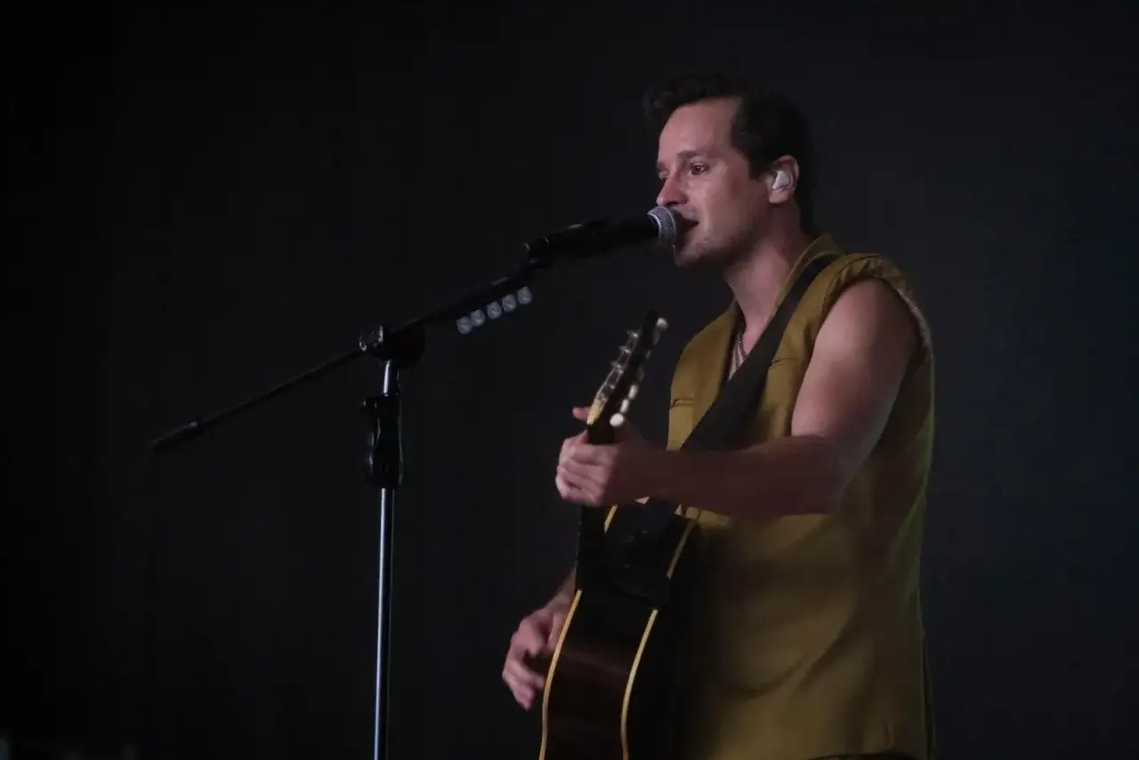 Zalewski śpiewa i gra na gitarze na scenie, jak prawdziwy idol.