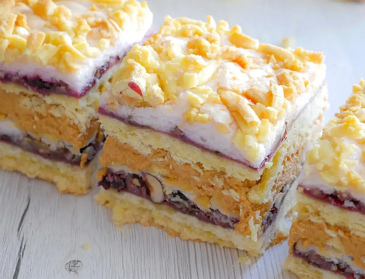 Pyszne ciasto hukzulka na dużą blachę, warstwowe, z kremem orzechowym, dżemem i kruszonką.