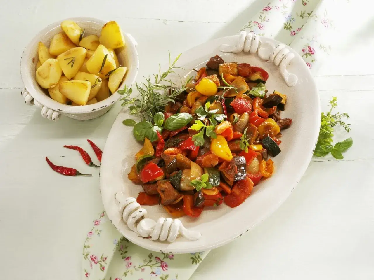 Buntes Ratatouille mit Rosmarin und Kr&auml;utern, dazu Rosmarinkartoffeln. Die Rosmarin Verwendung verleiht dem Gericht ein mediterranes Aroma.